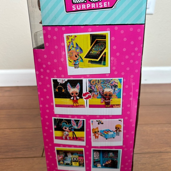 L.O.L. Surprise! Blue and Pink Clubhouse/Dollhouse with Accessories - Picture 5 of 5